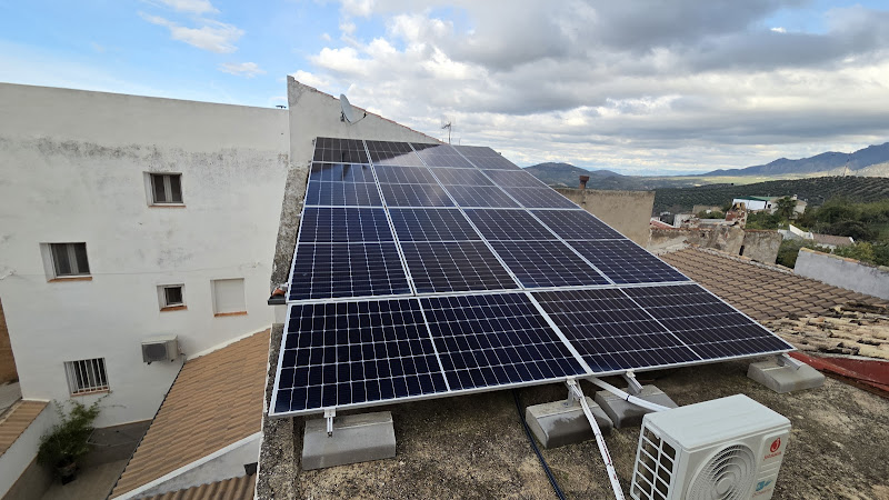 AFC Renovables | Instaladores Autorizados y Mantenimiento de Aerotermia, Placas Solares y Calefacción - instalador