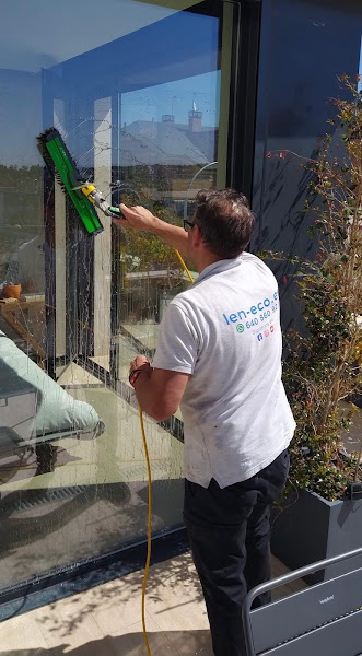 LEN-ECO Limpieza de cristales en Madrid - instalador